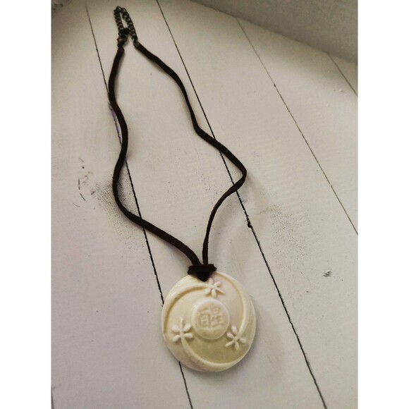 Avon Ceramic White Medallion Necklace - Picture 1 of 2